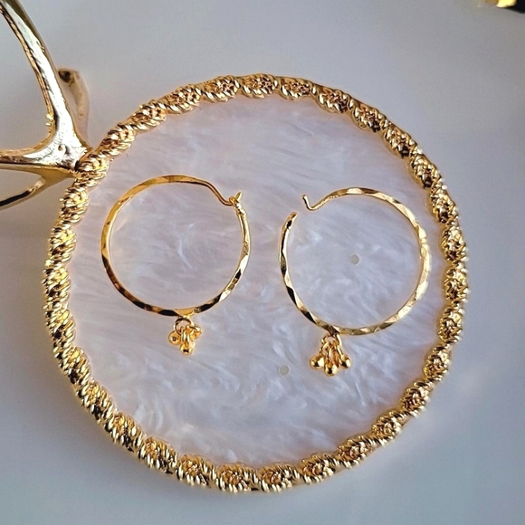 NWOT Circle Small 18k Gold Finish Earrings Perfect Gift ideas for any season NWT - Picture 1 of 4